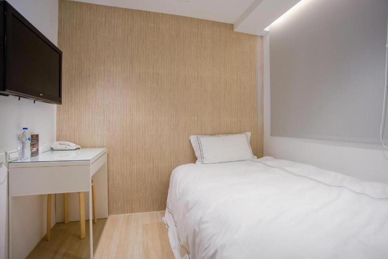 Mini West Hotel Taichung Dış mekan fotoğraf